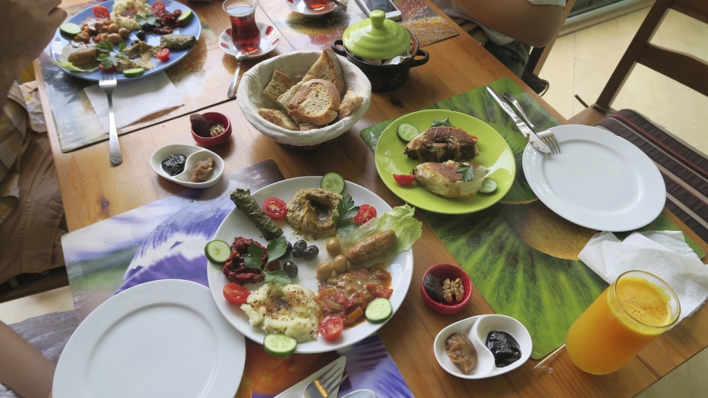 MahatmaCafe_vegan food table istanbul