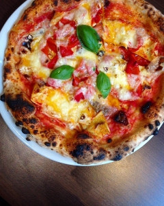 Pizza La Stella Nera with red bell pepper, tofu and extra cheese