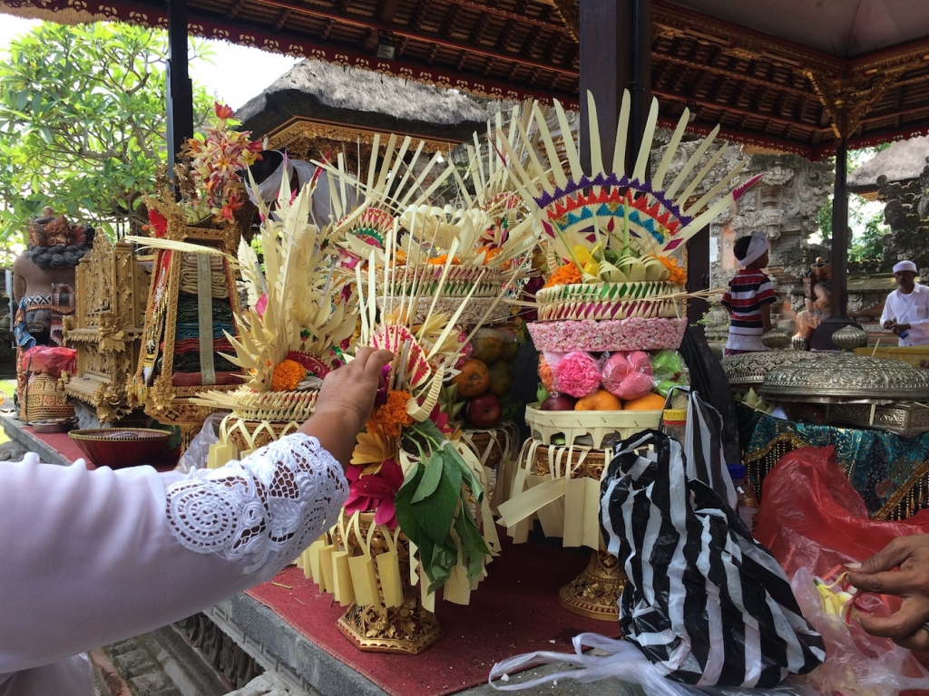 canang sari gifts to the gods