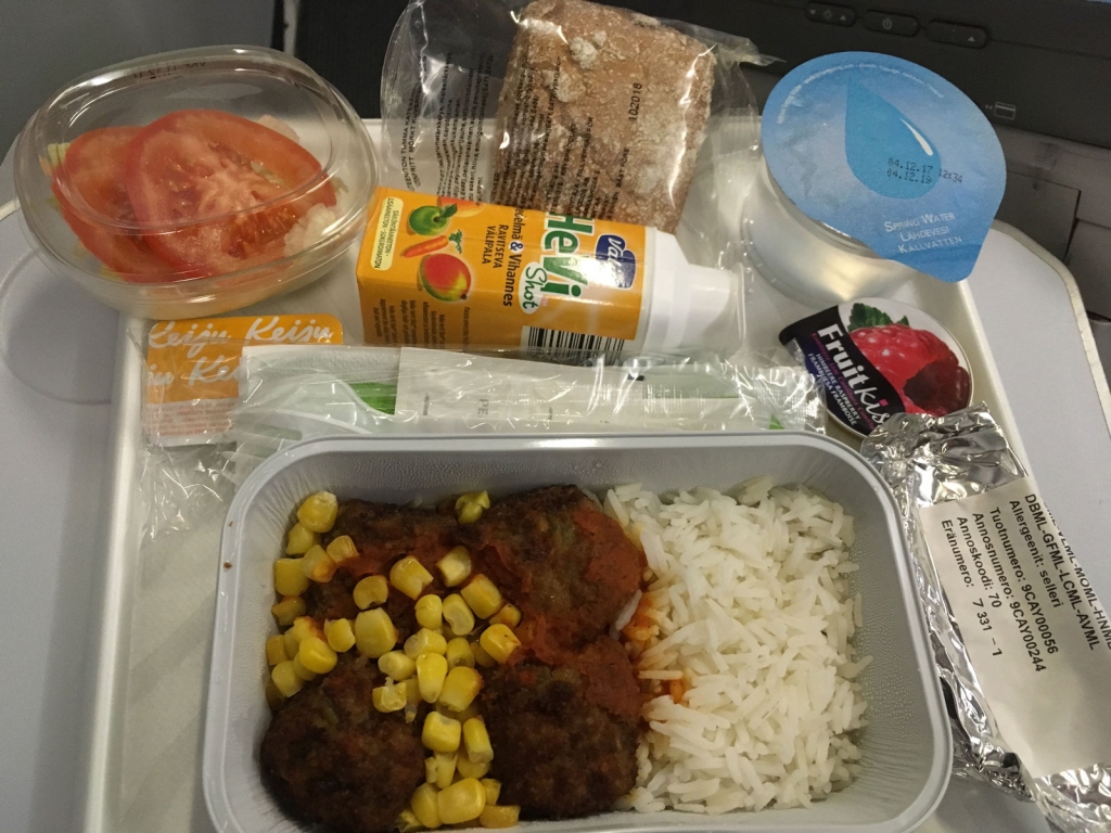 Finnair vegan meal: sweetcorn, rice and salad, and fruit smoothie