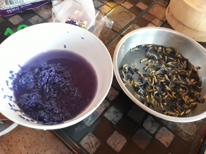 Two bowls of sticky rice before and after a 8-hour soak to soften and infuse a blue colour