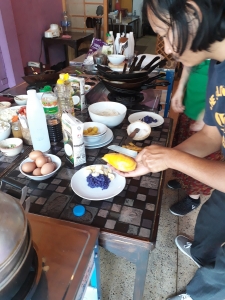 Chef shows us the correct way to peel a mango