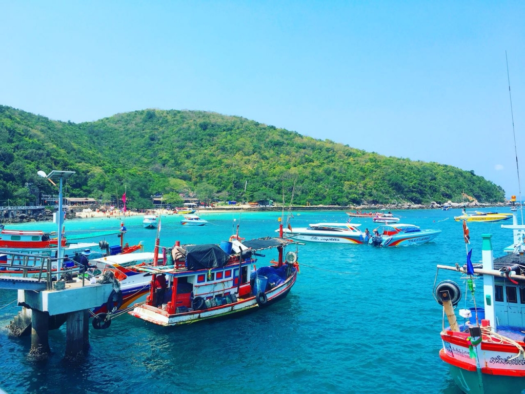 Tawaen Beach Ko Lan, where we first landed, full of boats