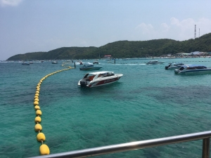 Ko Lan when we arrived, tropical water but a lot of speedboats!