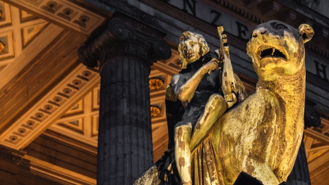 alt="Bronze lion and angel statue in front of the Berlin Concert Hall"