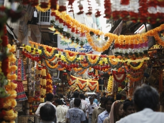 shopping-at-kinari-bazaar